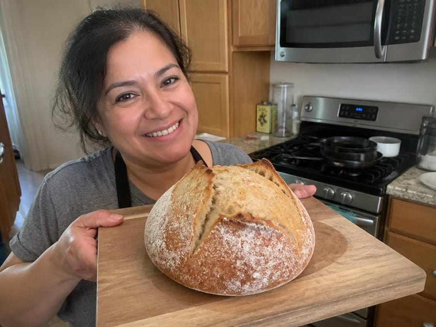 Teresa M. mostrando su hogaza de masa madre recién horneada